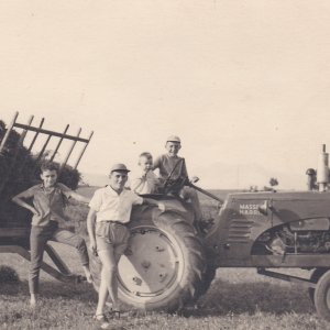 Famille Achard sur tracteur