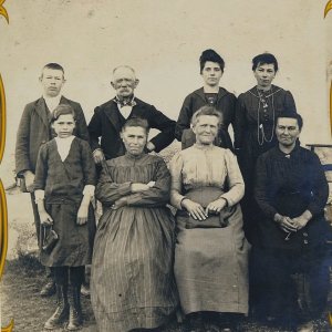 Famille Rabasse avec quatre personnes non identifiées