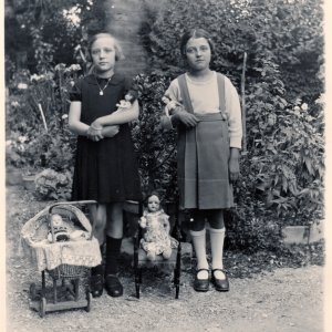 Fillettes et leurs jouets