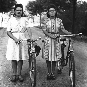 Jeunes filles à vélo