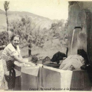 Louise Arnaud à la lessive