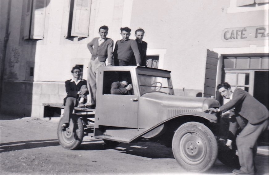 JeunesEnVoiture1950_1950-jeunes-en-voiture.jpg